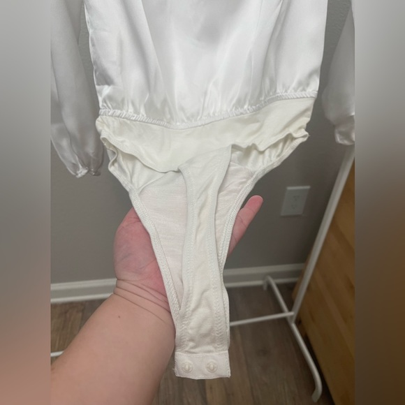 Emory Park- White Low V Bodysuit - Picture 12 of 12
